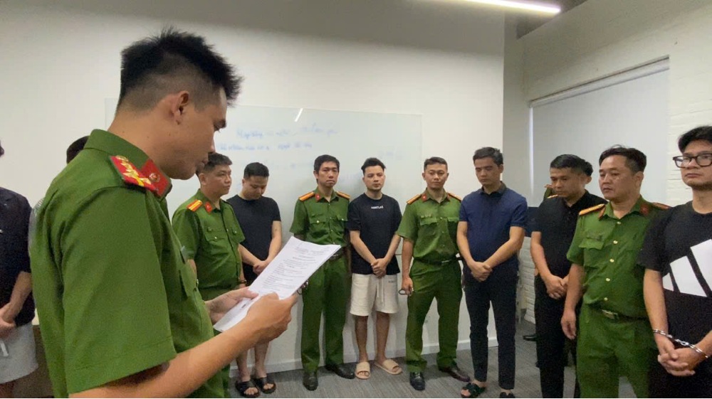 Giám đốc công ty bán thẻ du lịch nghỉ dưỡng khai về chiêu trò dụ khách hàng. Ảnh: Công an