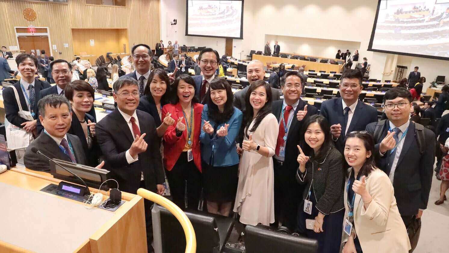 Assoc. Prof. Dr. Nguyen Thi Lan Anh (blue shirt) - a candidate from Vietnam - was elected to the position of Judge of the International Tribunal for the Law of the Sea (ITLOS) for the term 2026-2035 with the highest number of votes in the Asia-Pacific region. Photo: Ministry of Foreign Affairs