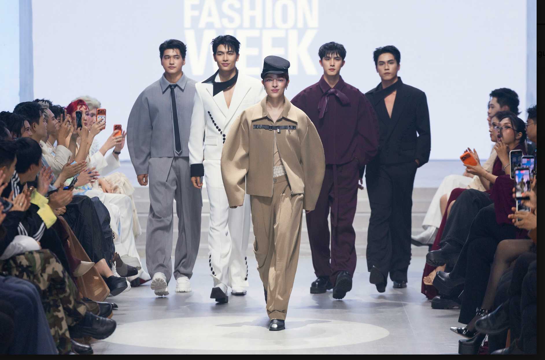 Quoc Anh and the cast catwalk on the catwalk. Photo: Organizing Committee.