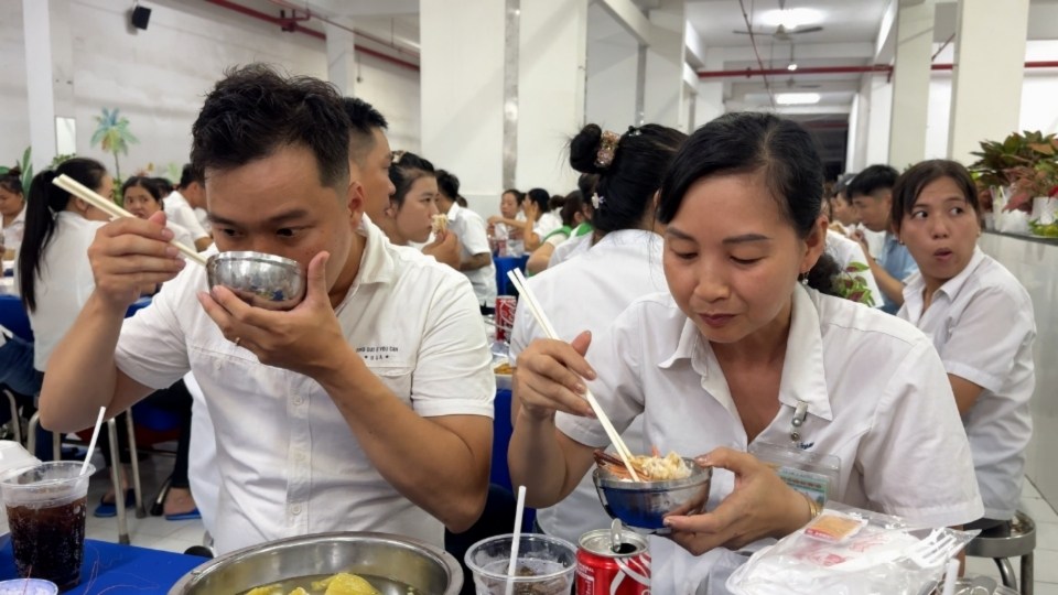 Bảo đảm an toàn thực phẩm tại bếp ăn tập thể là giải pháp quan trọng bảo vệ sức khỏe người lao động. Ảnh: Hoàng Lộc