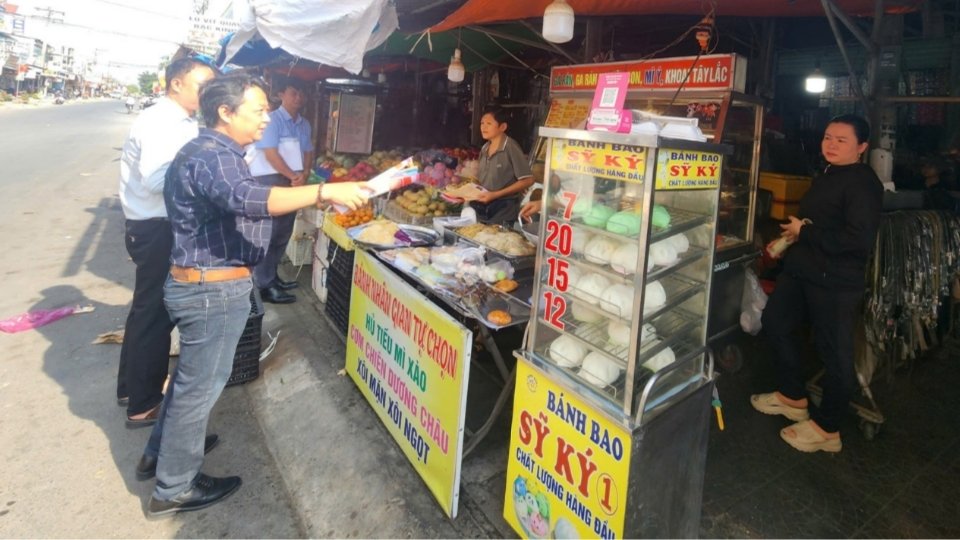 Les activités d'inspection sont renforcées afin de sensibiliser au respect des réglementations en matière de sécurité alimentaire par les établissements commerciaux. Photo: Hoàng Lộc