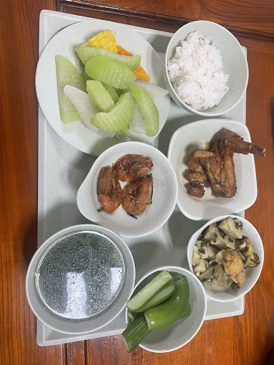 Mâm cơm gia đình gồm các món ăn quen thuộc, dễ chế biến nhưng vẫn bảo đảm cân bằng dinh dưỡng. Ảnh: Minh Vũ