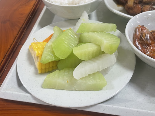 Rau củ luộc và canh rau xanh giúp cân bằng dinh dưỡng, tăng cường chất xơ cho cơ thể. Ảnh: Minh Vũ