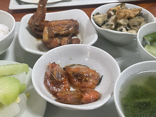 Cánh gà chiên nước mắm, tôm rim và rau củ luộc tạo nên bữa trưa hấp dẫn, phù hợp cho mọi thành viên trong gia đình. Ảnh: Minh Vũ