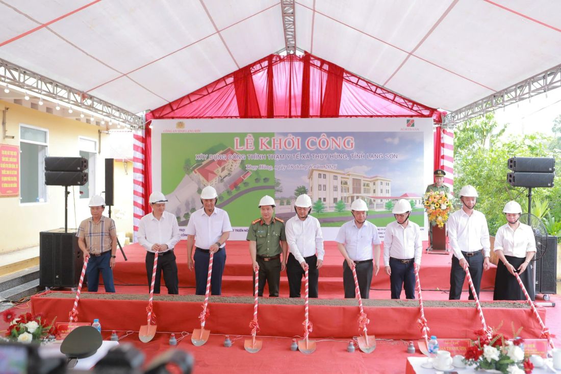 Các đại biểu thực hiện nghi thức khởi công xây dựng Trạm Y tế xã Thụy Hùng, tỉnh Lạng Sơn.
