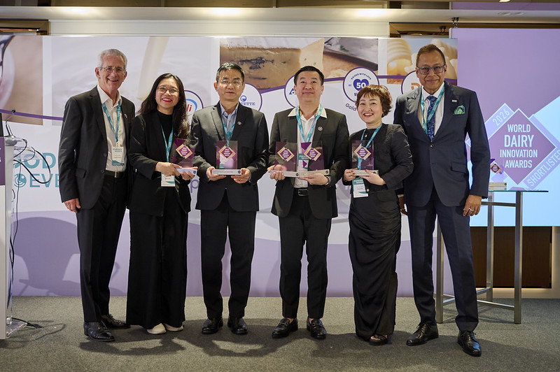 M. Nguyễn Quang Trí - Directeur général du marketing de Vinamilk et M. Đỗ Thanh Tuấn - Directeur des relations extérieures de Vinamilk avec 5 prix remportés aux Prix mondiaux de l'innovation de l'industrie laitière 2026, Barcelone - Espagne. Photo: Xavier