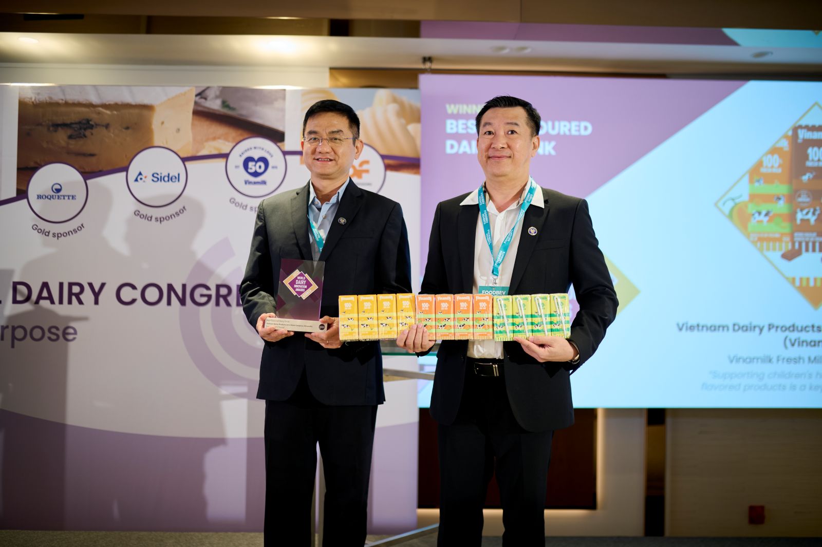 Ông Nguyễn Quang Trí – Giám đốc Điều hành Marketing Vinamilk cùng ông Đỗ Thanh Tuấn – Giám đốc Đối Ngoại Vinamilk nhận vinh danh tại Giải thưởng Đổi mới sáng tạo ngành Sữa toàn cầu 2026, Barcelona – Tây Ban Nha. Ảnh: Xavier