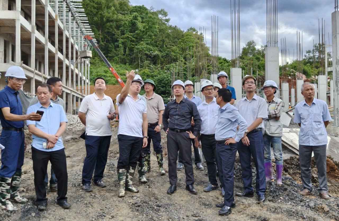 Chủ tịch UBND tỉnh Cao Bằng Lê Hải Hòa (áo đen) kiểm tra thực địa tại Trường Nội trú liên cấp Tiểu học và Trung học cơ sở xã Quang Trung. Ảnh: Cổng thông tin tỉnh Cao Bằng