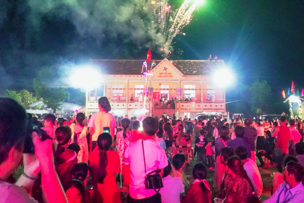 People in Canh Tien village, Canh Vinh commune (Gia Lai) participate in community activities at the cultural house. Photo: Hoai Phuong