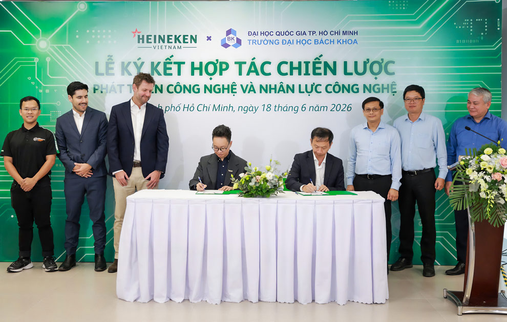 Representatives of Heineken Vietnam and Ho Chi Minh City University of Technology - Vietnam National University Ho Chi Minh City sign a strategic cooperation agreement. Photo: DN provided