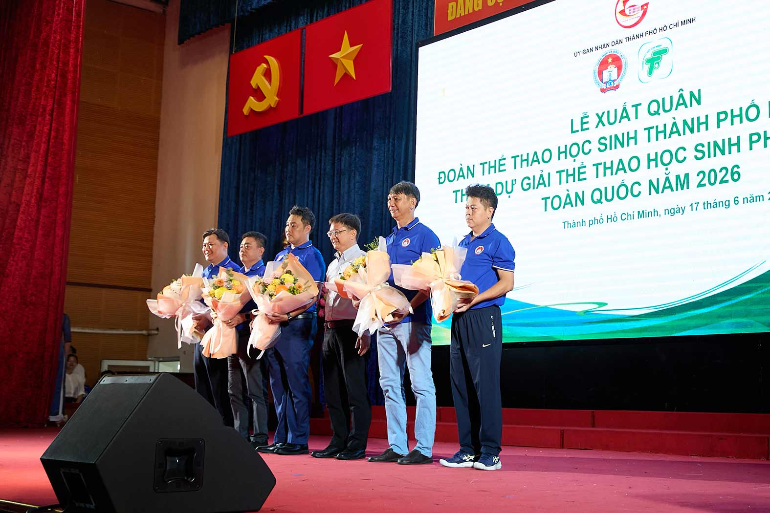 Một số hình ảnh tại buổi lễ. Lãnh đạo thành phố tặng bằng khen cho các tập thể đạt thành tích xuất sắc. Ảnh: Nestlé MILO