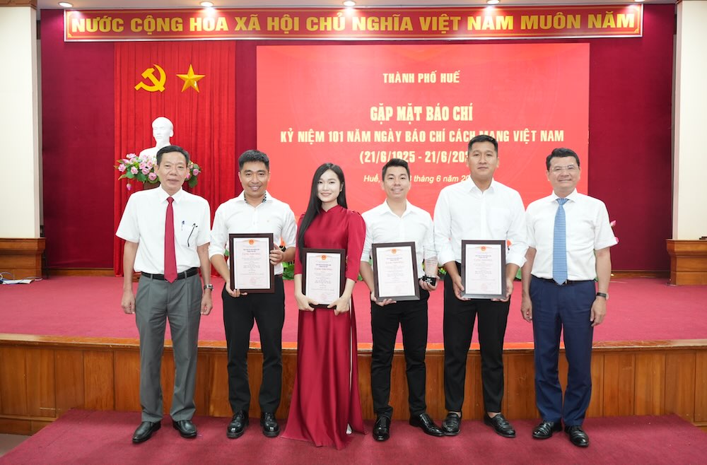 The group of authors who conducted the investigative series "'Running away' from sinusitis treatment facilities due to blood transplantation" of Lao Dong Newspaper were honored at the 7th Hai Trieu Press Awards Ceremony. Photo: Ngoc Hieu