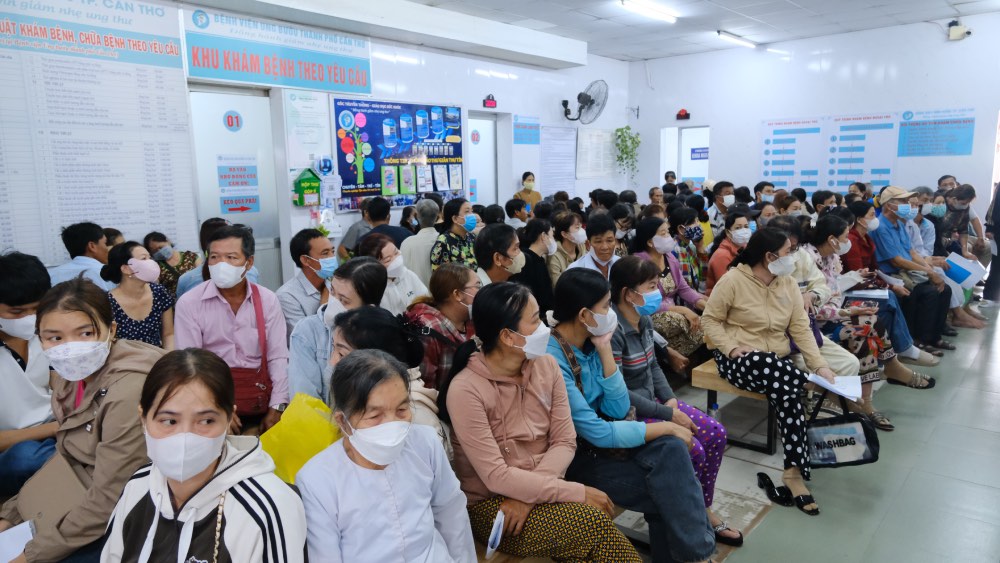 Bệnh nhân chờ khám, chữa bệnh tại Bệnh viện Ung bướu TP Cần Thơ cơ sở 1. Ảnh: Phong Linh.