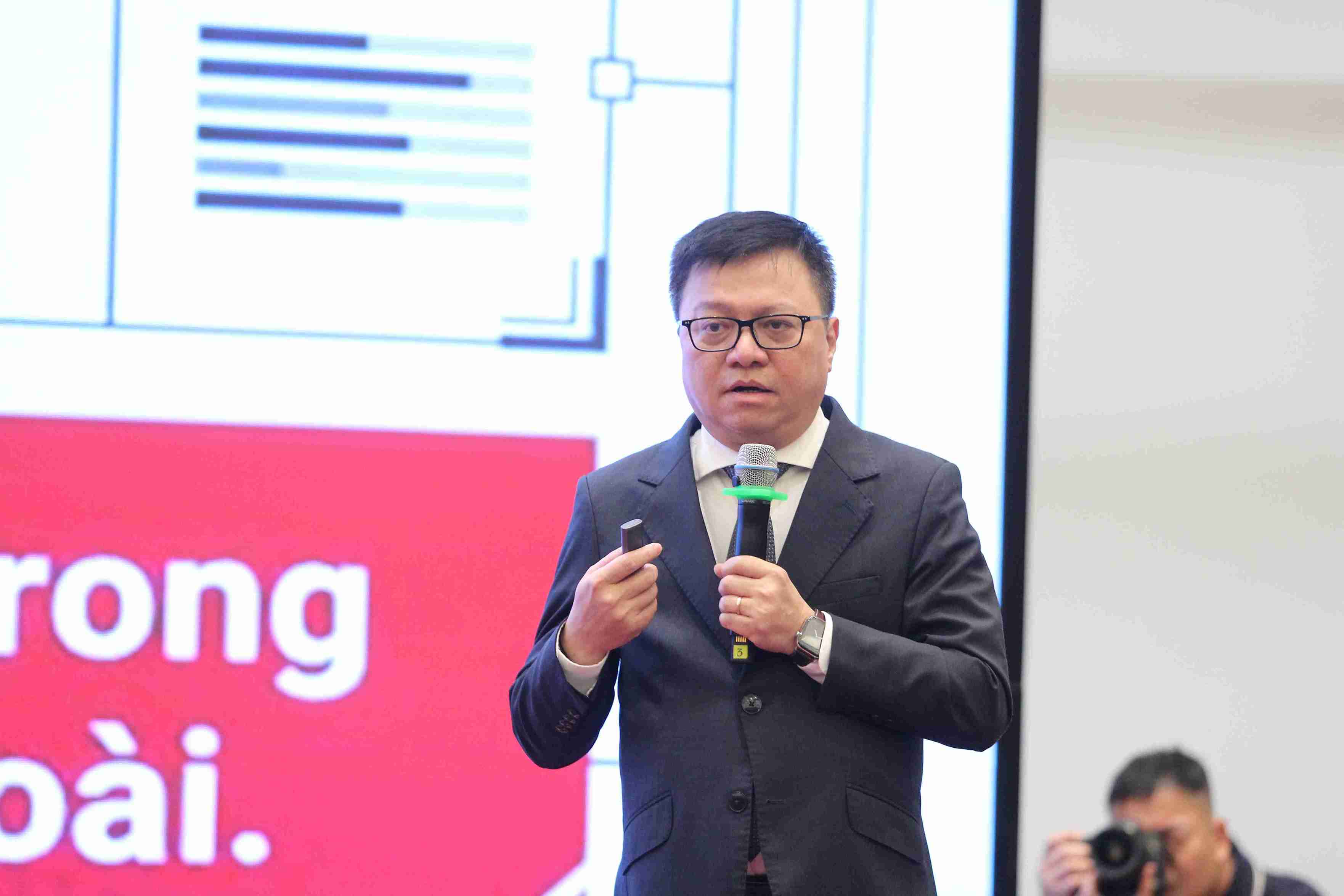 Mr. Le Quoc Minh shared the development orientations of journalism in the context of artificial intelligence at the forum. Photo: Mai Huong