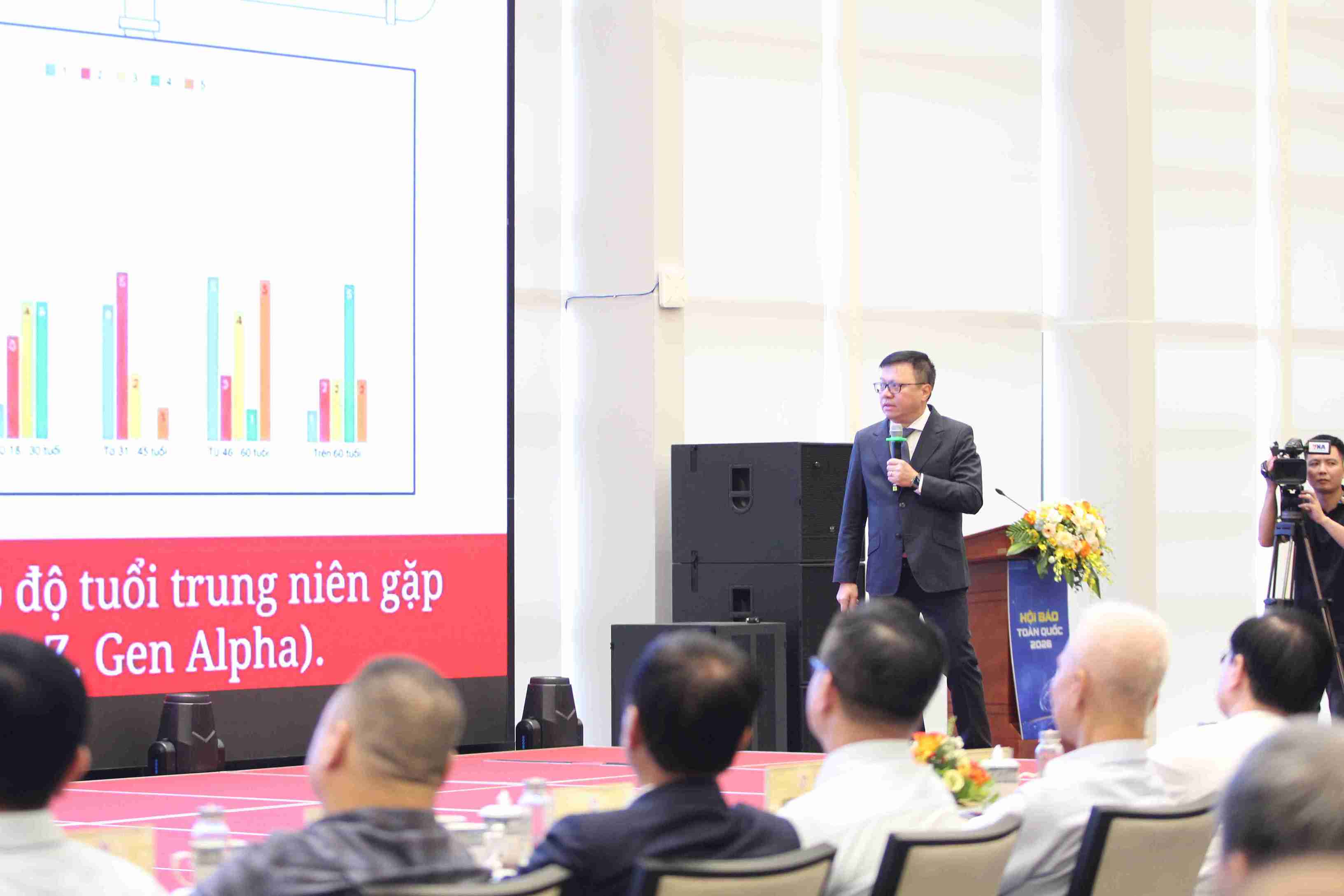 Ông Lê Quốc Minh trình bày tham luận về phát triển báo chí trong kỷ nguyên trí tuệ nhân tạo tại diễn đàn.