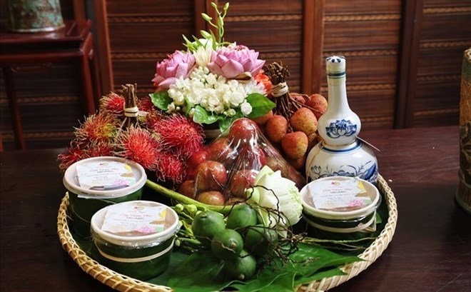 Preparing the Doan Ngo Tet offering tray will bring many meanings about family cohesion. Photo: Nguyen Thuy