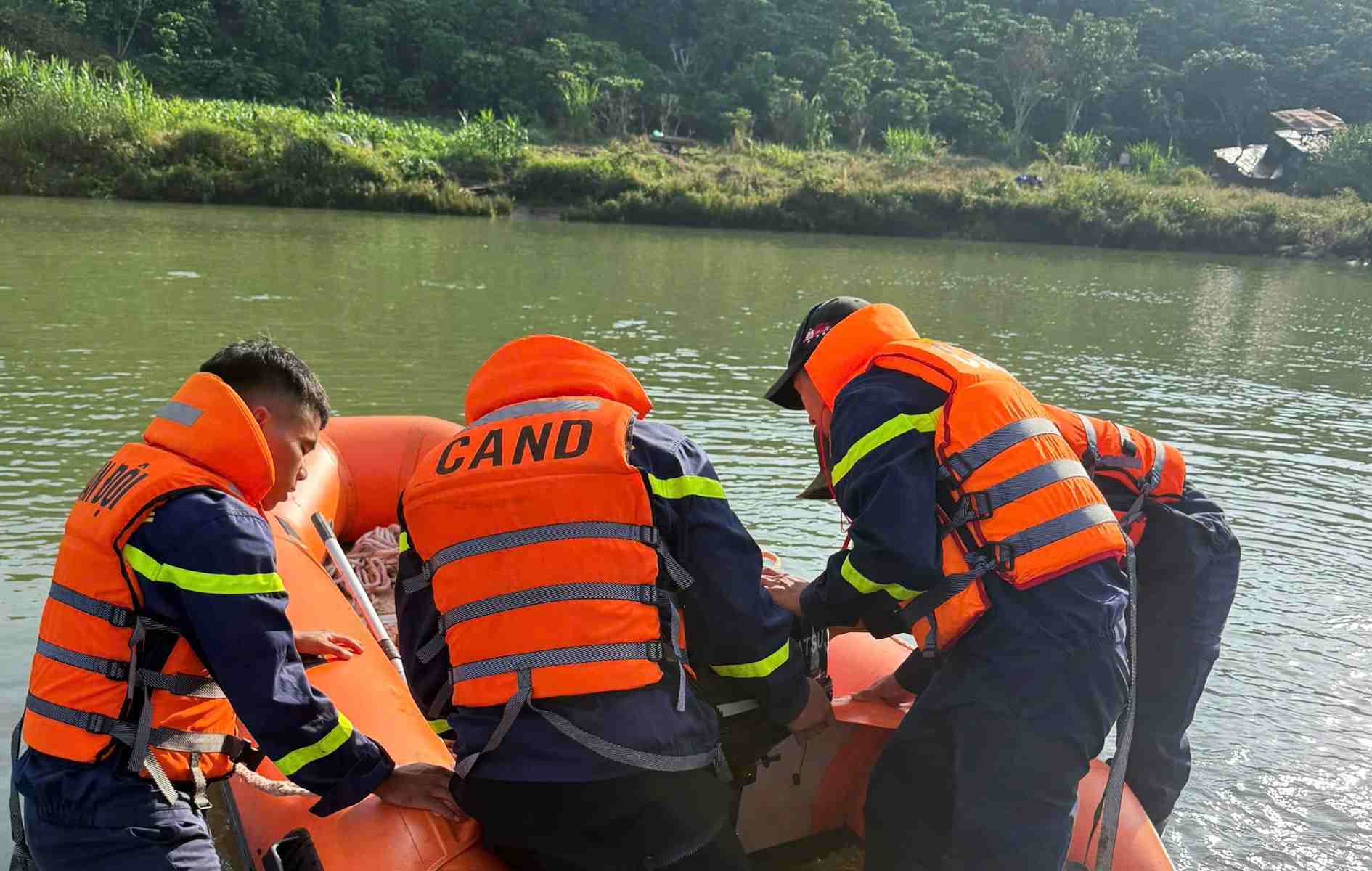 Lực lượng cứu hộ nỗ lực tìm kiếm các nạn nhân. Ảnh: Phúc Khánh