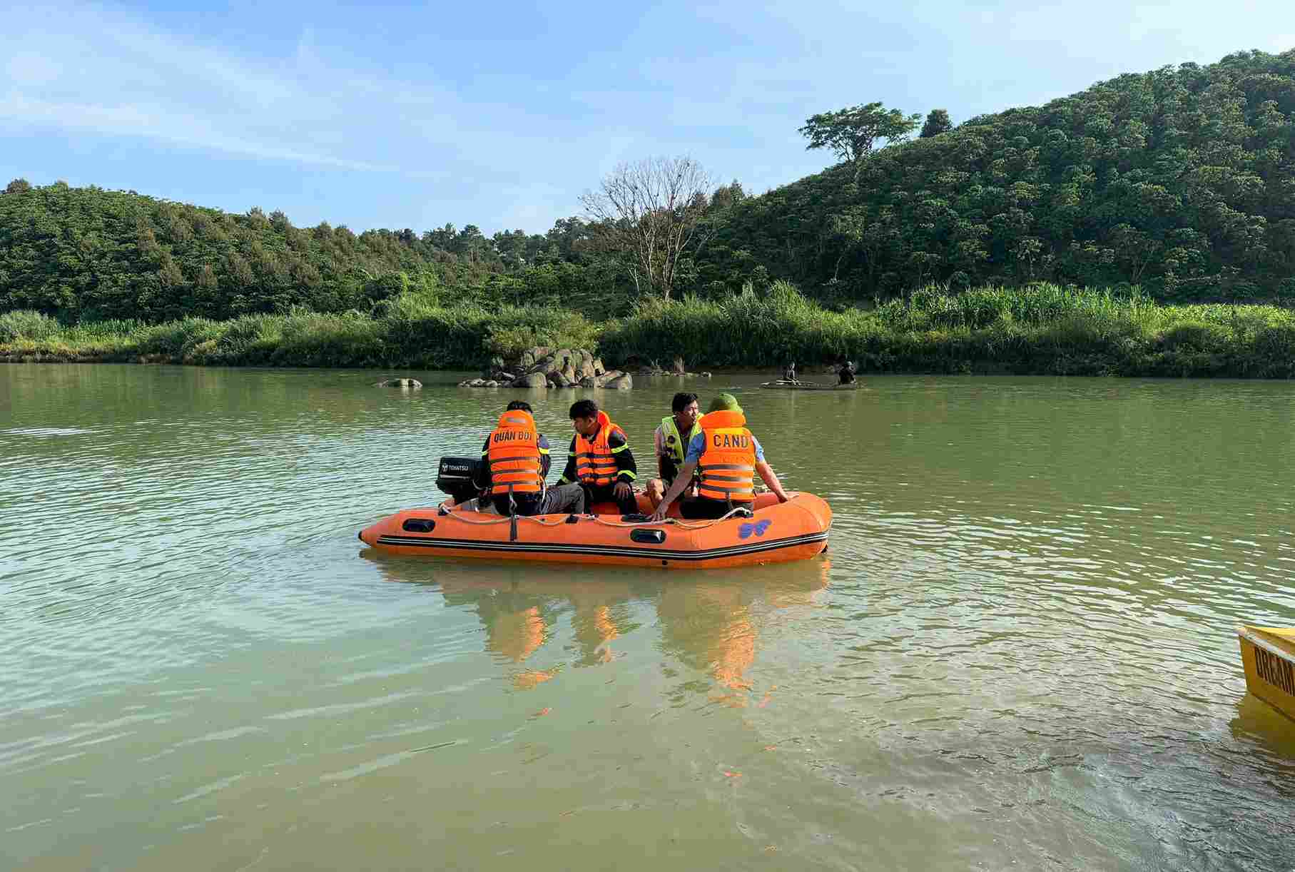 Các lực lượng được huy động triển khai công tác tìm kiếm 3 người mất tích trên hạ lưu hồ Thủy điện Đồng Nai 2 thuộc sông Đồng Nai. Ảnh: Phúc Khánh