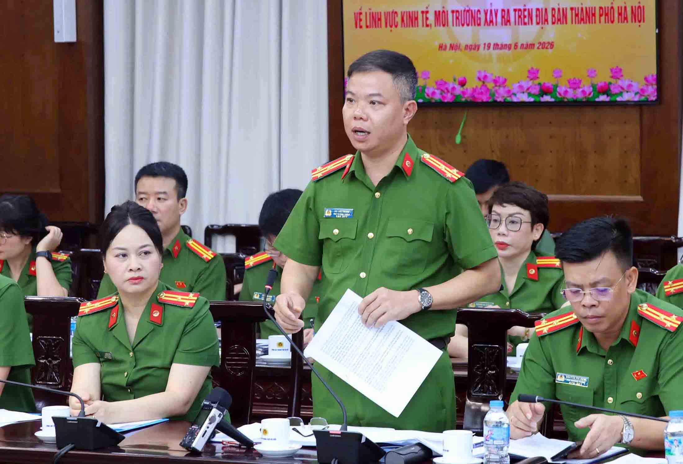 Thượng tá Đỗ Thế Thắng - Phó Trưởng phòng Cảnh sát kinh tế - Công an TP Hà Nội - thông tin vụ án "hợp đồng kỳ nghỉ". Ảnh: Trung Kiên 

