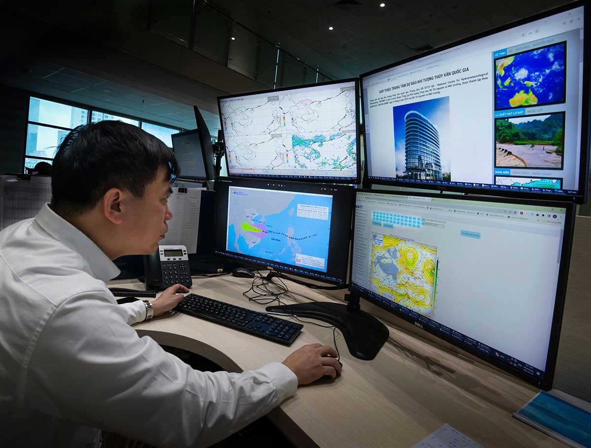 Ông Nguyễn Văn Hưởng - Trưởng phòng Dự báo Thời tiết, Trung tâm Dự báo Khí tượng Thủy văn Quốc gia trong một ca trực bão. Ảnh: HOÀI LINH