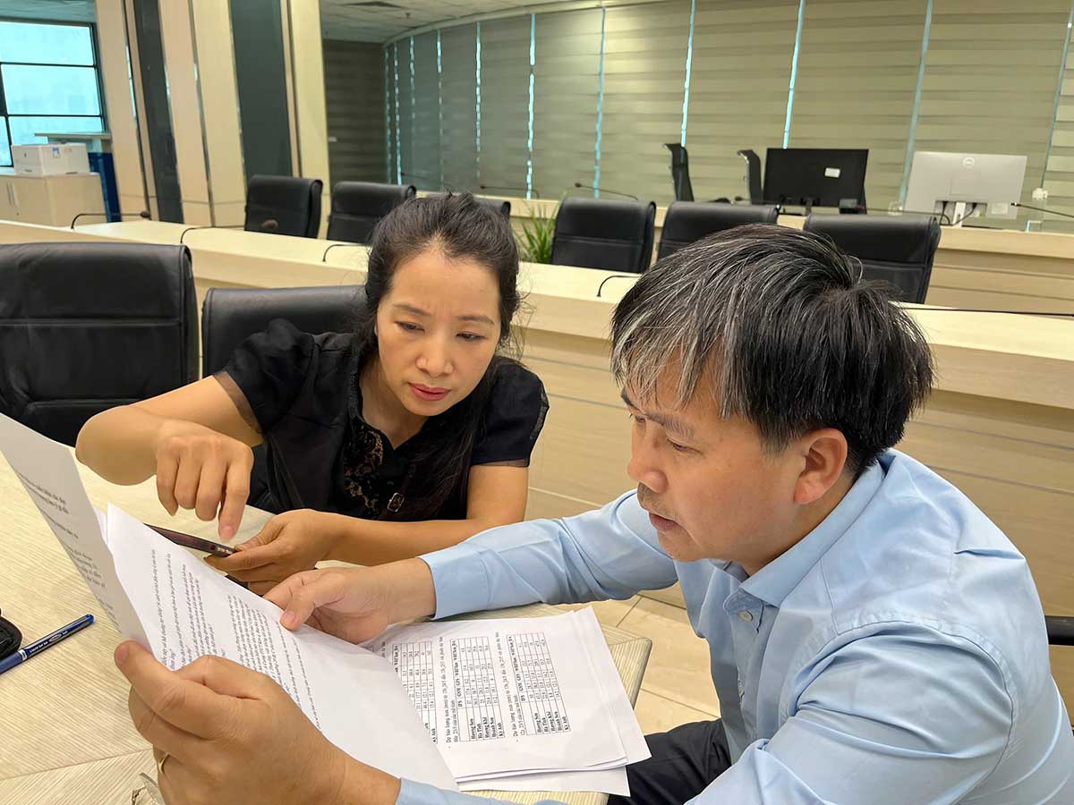 Mr. Mai Van Khiem - Director of the National Center for Hydro-Meteorological Forecasting and colleagues exchange information to assess natural disasters. Photo: Hoai Linh