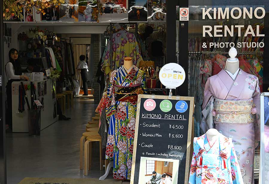 Những bộ kimono rực rỡ sắc màu bên  đường Higashiyama không chỉ là dịch vụ  dành cho du khách mà còn là một phần  trải nghiệm văn hóa Kyoto.