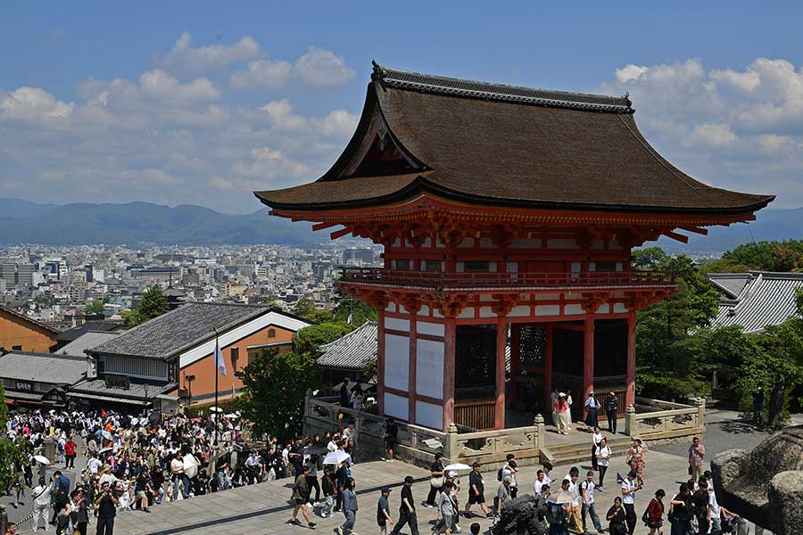Đứng trên sườn đồi Higashiyama, cổng  Tây Môn nhuốm màu son đỏ nổi bật giữa  nền trời Kyoto. Từ đây, người xưa từng  ngắm mặt trời lặn phía tây như một biểu  tượng của hành trình hướng về miền Tịnh  độ trong tín ngưỡng Phật giáo Nhật Bản. 