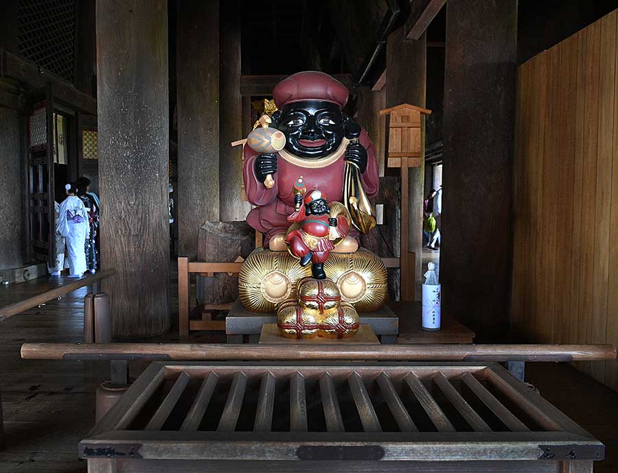  Daikokuten, vị thần của tài lộc, mùa  màng và sự sung túc trong tín ngưỡng  Nhật Bản – được thờ phụng bên trong  khuôn viên Chùa Thanh Thủy.