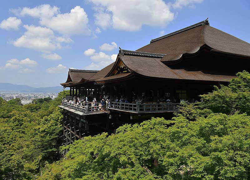 Standing from the opposite side looking over, Thanh Thuy Pagoda seems to be suspended on the green layers of trees. Many seasons of red leaves and young leaves have passed, old wooden pillars still silently support the pagoda.