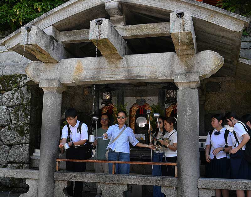 Ba dòng nước này được xem là linh  thiêng, thu hút hàng triệu du khách và  Phật tử đến cầu nguyện mỗi năm. 