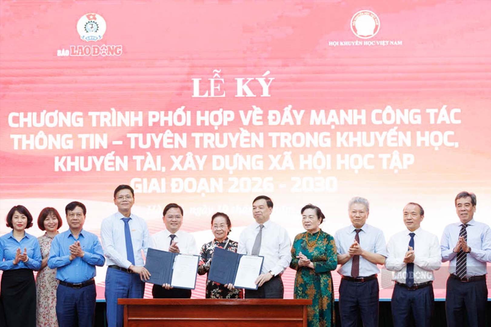 Le journal Lao Dong signe un accord de coopération pour promouvoir l'information et la propagande dans la promotion de l'éducation et des talents