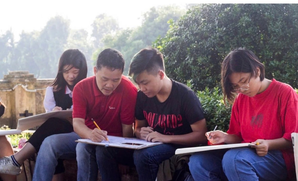 Artist Nguyen Doan Son (second from the left) affirms that AI cannot replace humans in art. Photo by Lam Nhi