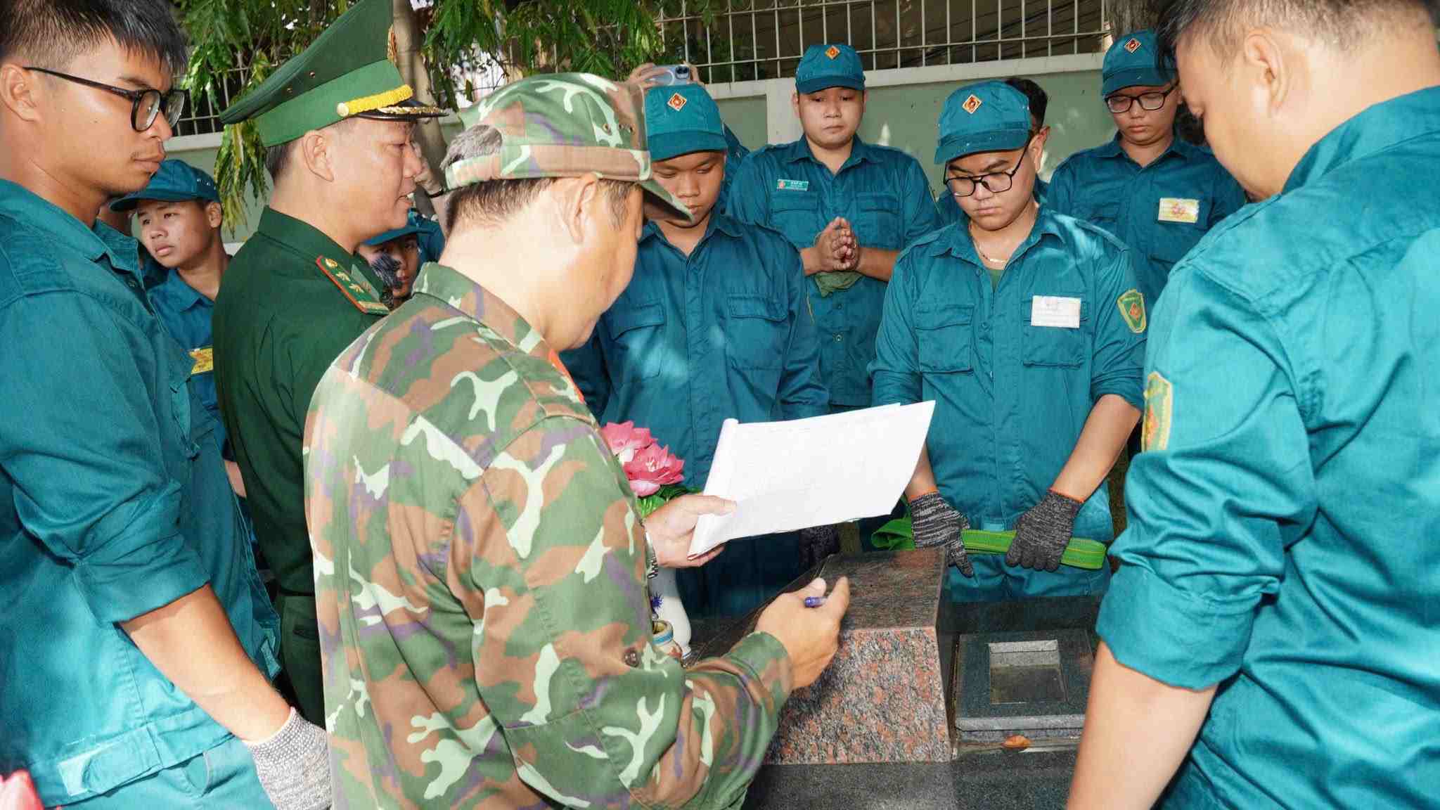 Lực lượng chức năng thực hiện công tác lấy mẫu, số hóa và bàn giao mẫu hài cốt liệt sĩ đối với các phần mộ chưa xác định được thông tin tại nghĩa trang Liệt sĩ Nhà Bè – Quận 7. Ảnh: Đông Hoàng