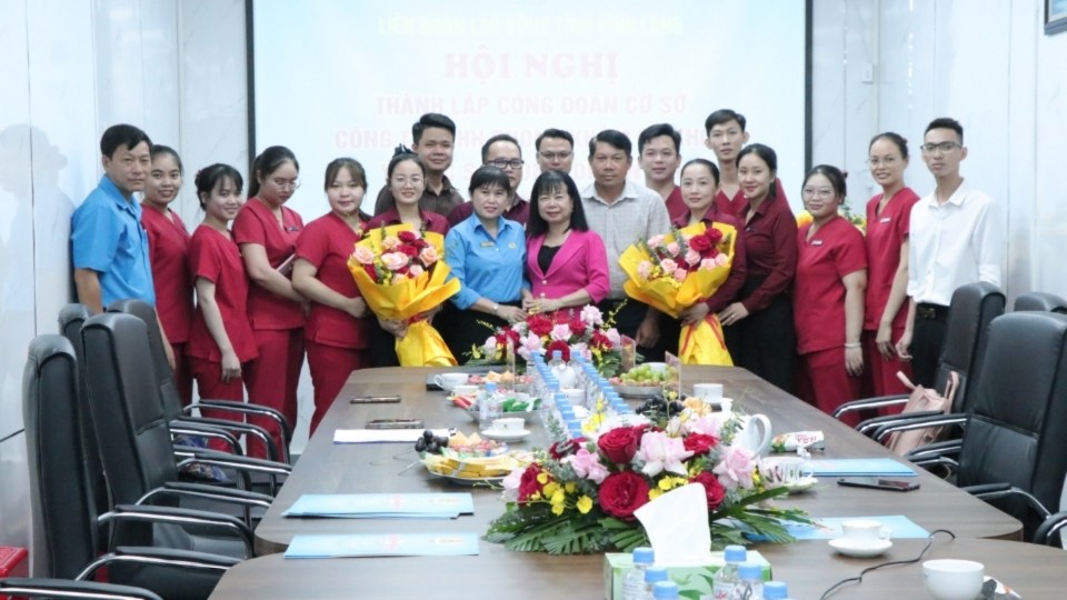 Leaders of Vinh Long Provincial Labor Federation present flowers to congratulate the Executive Committee of the Grassroots Trade Union of Saigon - Duyen Hai Pharmaceutical General Clinic Co., Ltd. at the grassroots trade union establishment conference. Photo: Vinh Long Provincial Labor Federation