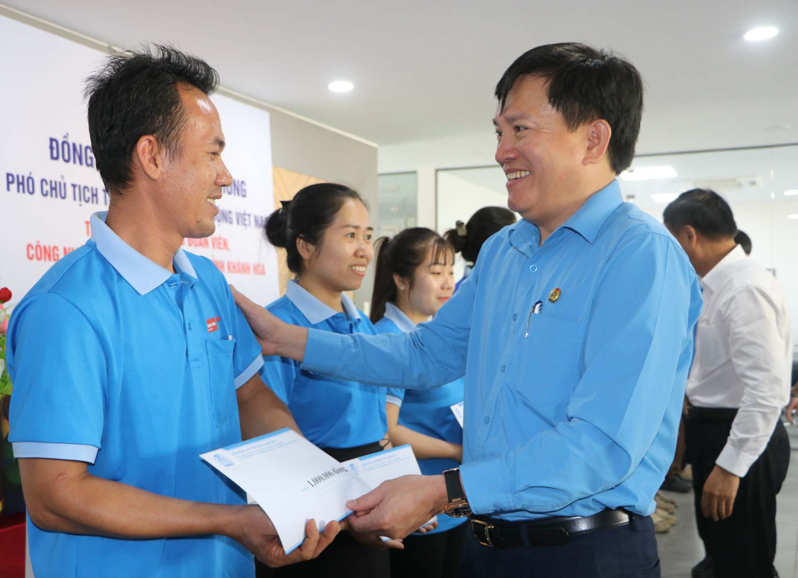 Mr. Nguyen Xuan Hung - Vice President of the Vietnam General Confederation of Labor visits and presents gifts to union members in difficult circumstances in Khanh Hoa. Photo: Phuong Linh