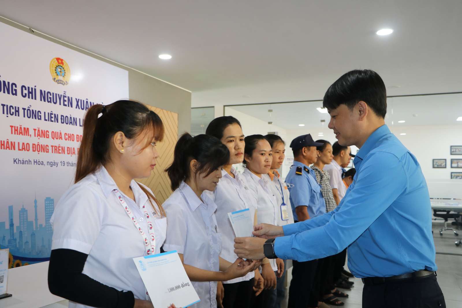 Đoàn viên Khánh Hòa phấn khỏi với món quà hỗ trợ từ Công đoàn. Ảnh: Phương Linh