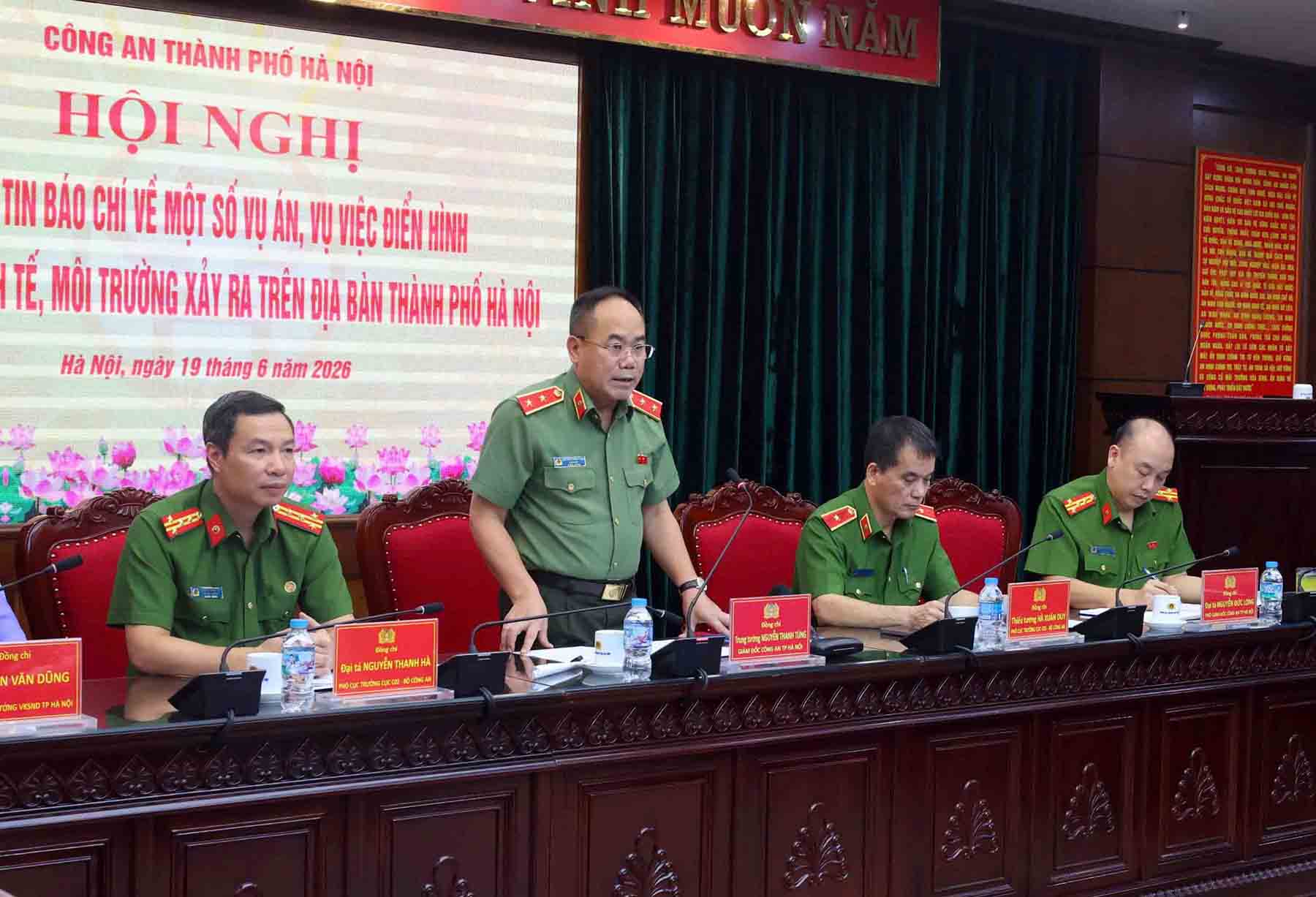 Giám đốc Công an Hà Nội - Trung tướng Nguyễn Thanh Tùng chia sẻ về vụ án "hợp đồng kỳ nghỉ" tại buổi họp báo do Công an TP Hà Nội tổ chức ngày 19.6. Ảnh: Trung Kiên 