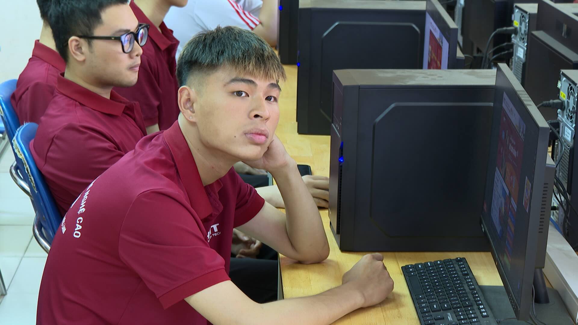 Opportunities and challenges for young people when pursuing Information Technology