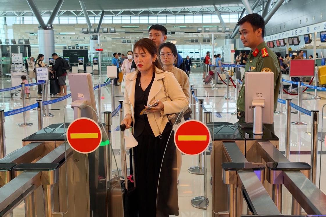 Kiểm tra an ninh tại Cảng hàng không quốc tế Cần Thơ. Ảnh: Công an Cần Thơ
