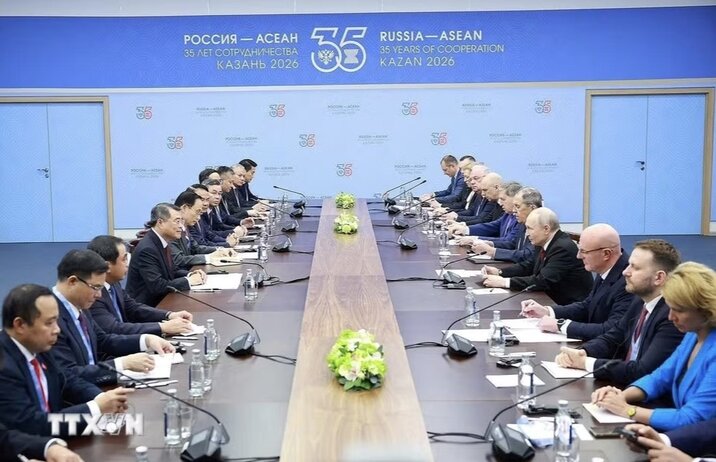 Politburo member, Prime Minister Le Minh Hung meets with Russian President Vladimir Putin. During the meeting, the two leaders agreed that Vietnam-Russia relations are going in the right direction and have outstanding results. Photo: VNA
