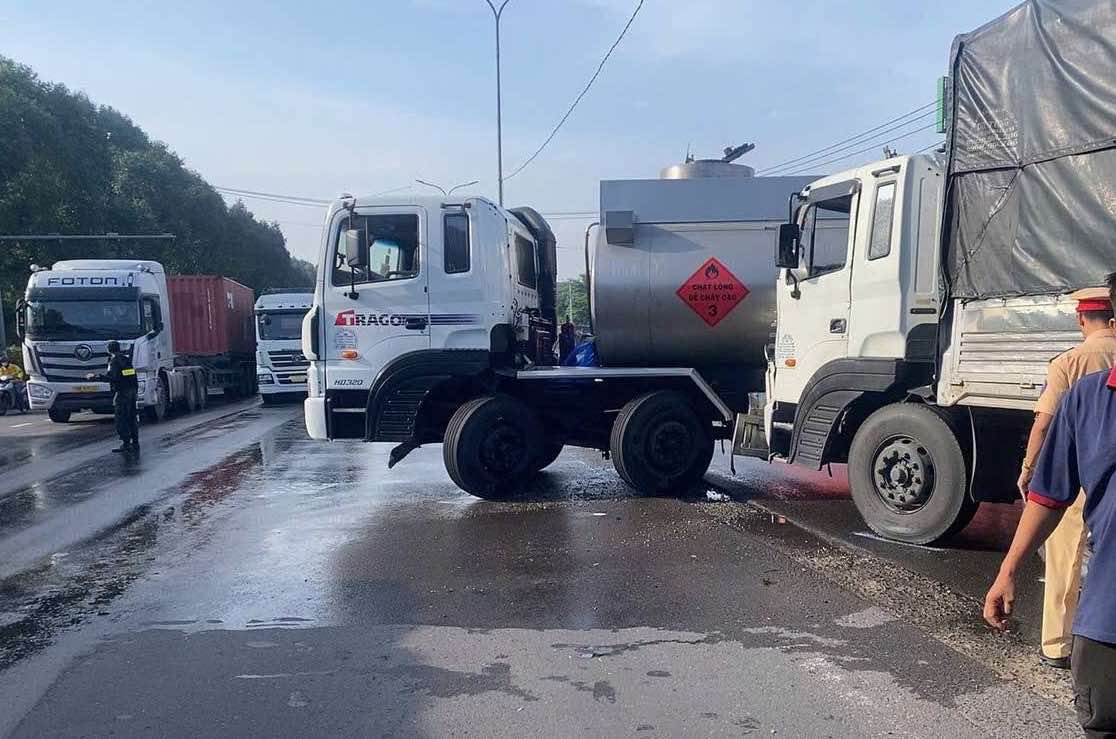 Scene of the tanker truck collision on National Highway 51 causing chemicals to spill onto the road. Photo: Dong Nai City Fire and Rescue Police Department
