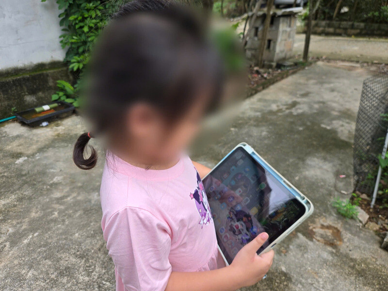 Au lieu de se contenter de téléphones et de tablettes, les vacances d'été à la campagne ont plus d'espaces de jeux. Photo: Khánh Linh