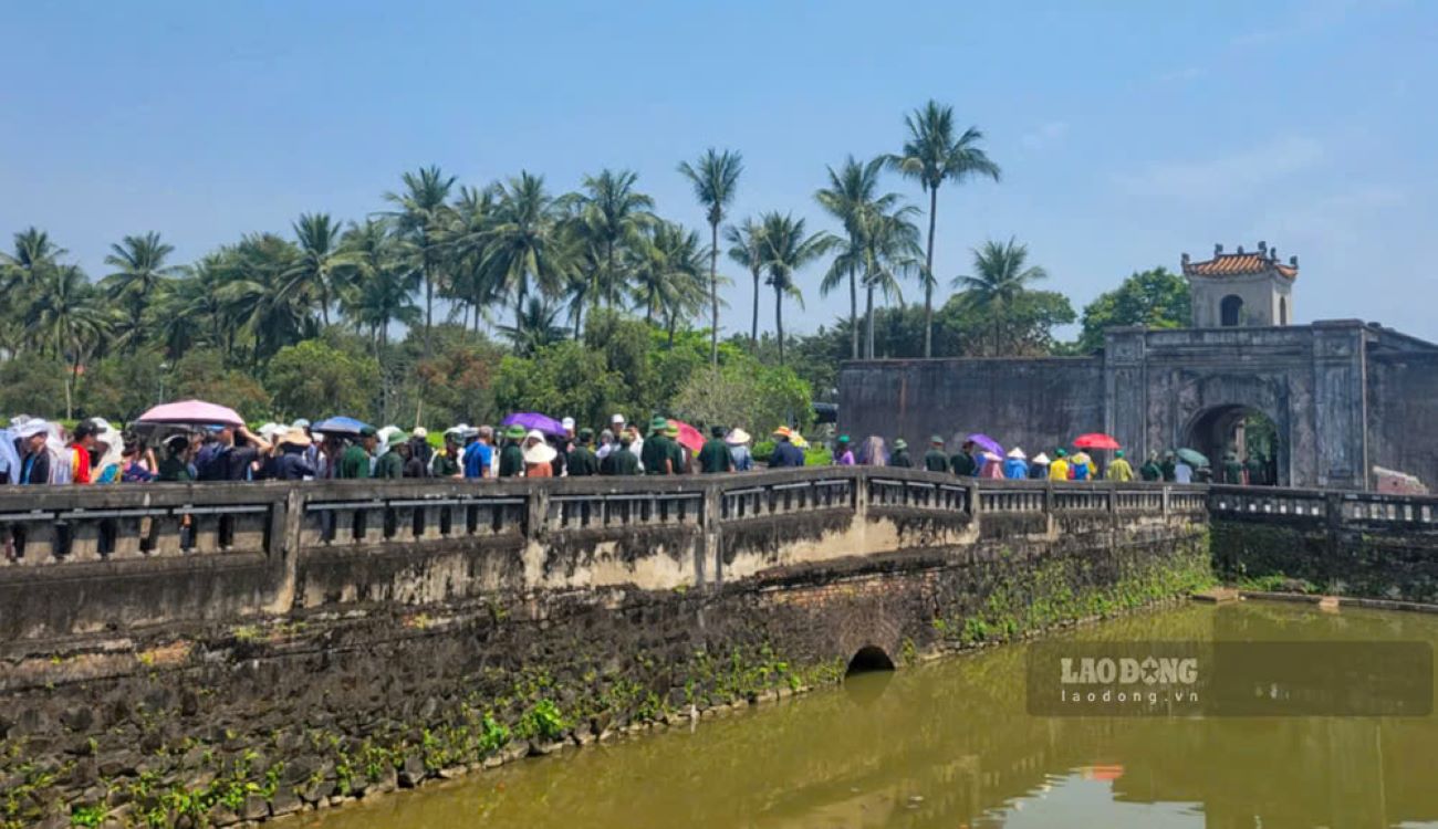The special national relic Quang Tri Citadel will be handed over to Quang Tri ward for management. In the photo, tourists visit Quang Tri Citadel. Photo: Hung Tho