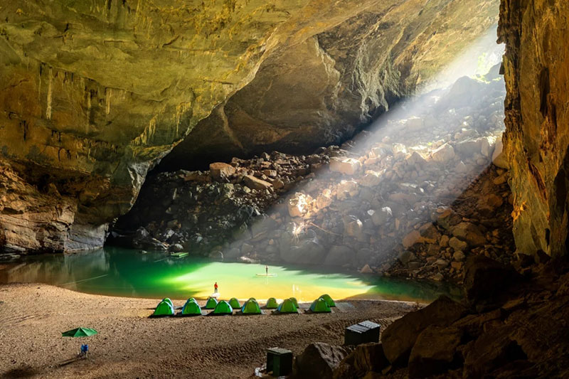 Domestic and international newspapers constantly praise the beauty of Son Doong. Photo: Oxalis Adventure