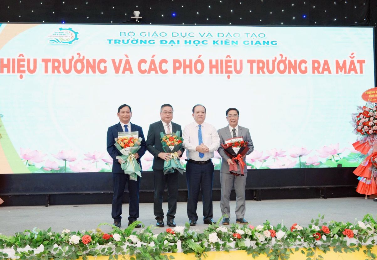 Thừa ủy quyền Bộ trưởng Bộ Giáo dục và đào tạo, đại diện lãnh đạo tỉnh An Giang trao quyết định bổ nhiệm cho các thành viên trong Ban giám hiệu Trường Đại học Kiên Giang. Ảnh: Trường Đại học Kiên Giang
