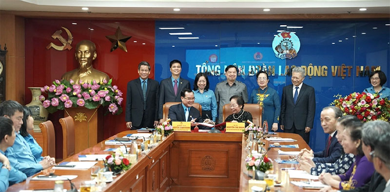 Signing ceremony of the Coordination Program on promoting lifelong learning activities, encouraging learning, encouraging talent, building a learning society among workers and laborers in the period 2024 - 2030 between the Vietnam General Confederation of Labor and the Association for Promoting Education in September 2024. Photo: HAI NGUYEN