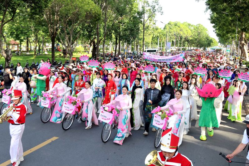 Rừng hoa áo dài sen diễu hành trên các tuyến đường chính của phường Cao Lãnh, tạo ra không khí sôi động. Ảnh: Ban tổ chức