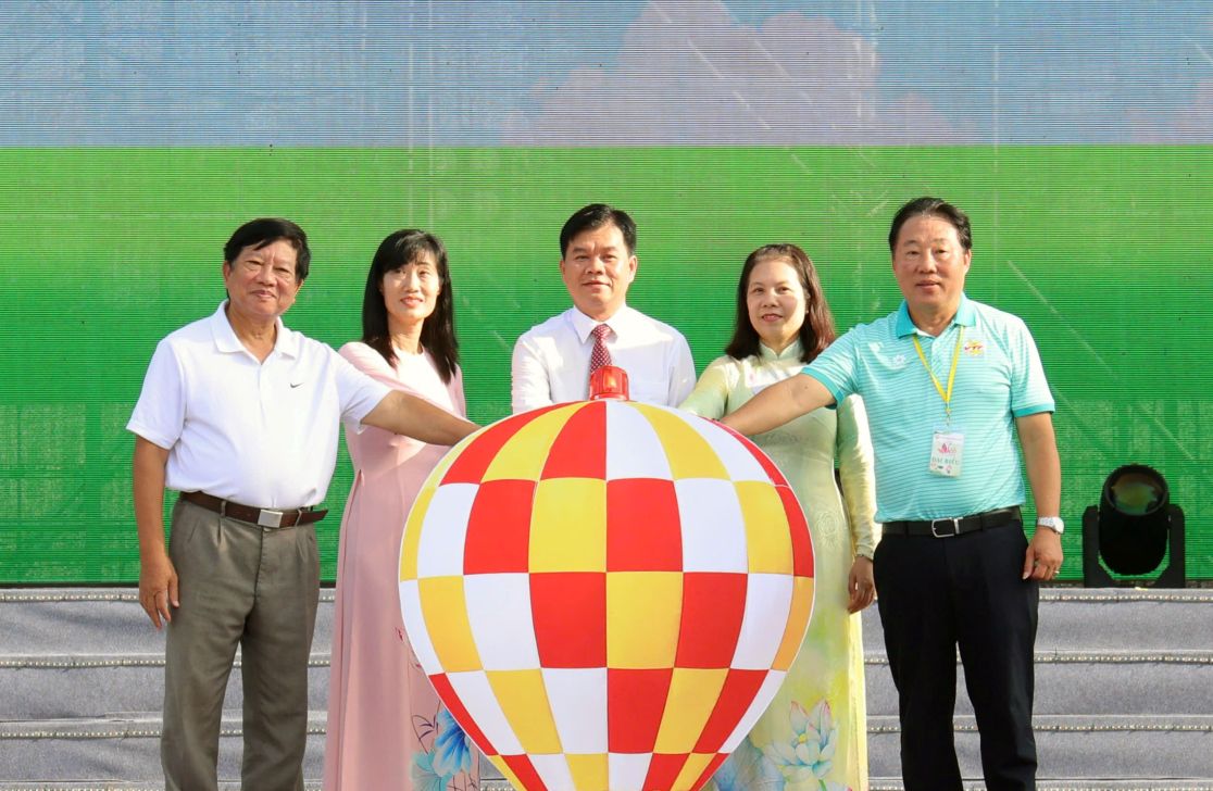 Thực hiện nghi thức khởi động chương trình khinh khí cầu. Ảnh: Ban tổ chức