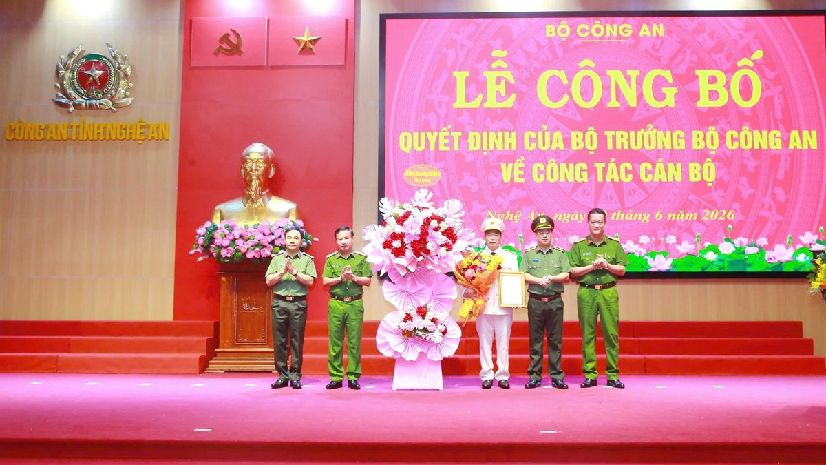 Ban Thường vụ Đảng ủy, lãnh đạo Công an tỉnh Nghệ An tặng hoa chúc mừng Đại tá Phạm Hữu Trường. Ảnh: Ngọc Anh