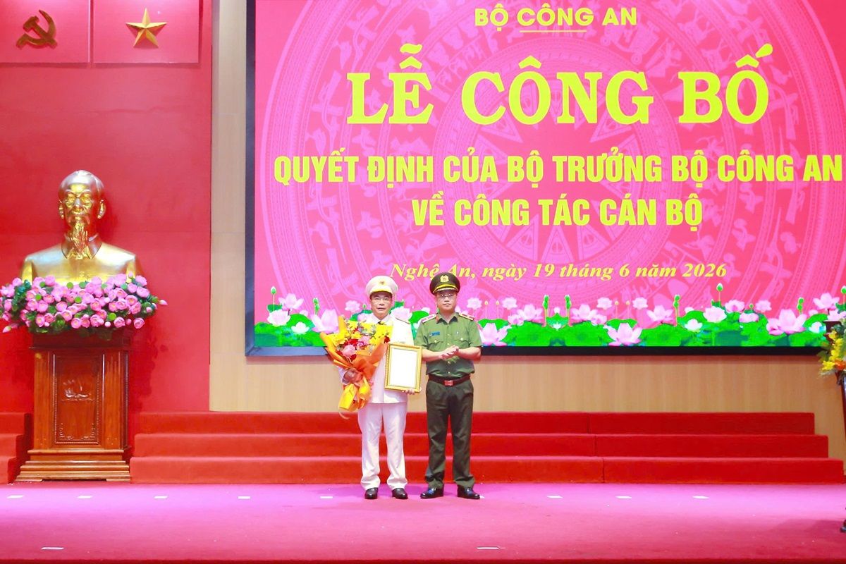 Major General Dinh Viet Dung presents the decision to appoint Deputy Director of Nghe An Provincial Police to Colonel Pham Huu Truong. Photo: Ngoc Anh